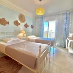Appartement Exclusive Beachfront Moments - Sea View Balcony, Private Garage, Wifi, Ac