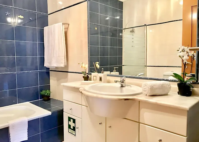 Elevated Beachfront 2br I 2ba - Sea View Balcony, Private Garage, Wifi, Ac Apartment Portimão