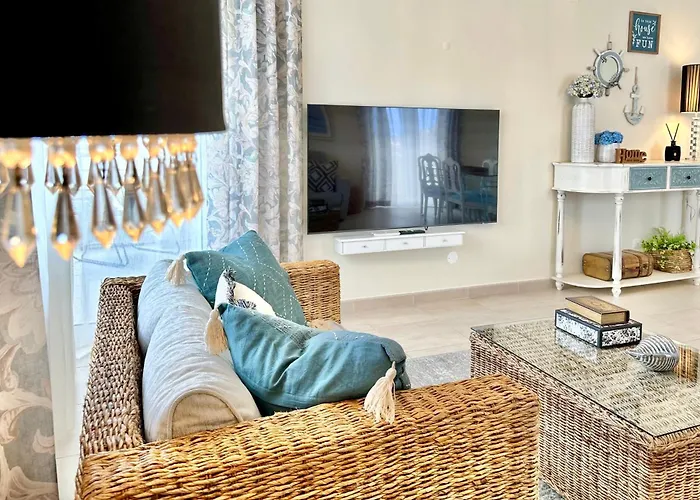 Elevated Beachfront 2br I 2ba - Sea View Balcony, Private Garage, Wifi, Ac ポルティマン