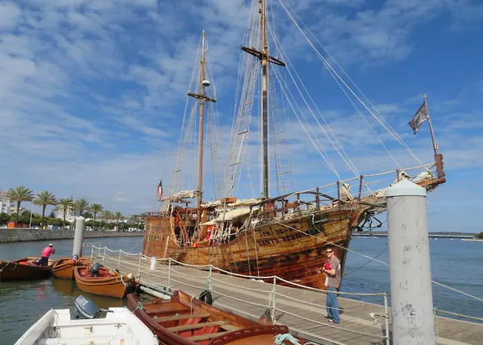 Elevated Beachfront 2br I 2ba - Sea View Balcony, Private Garage, Wifi, Ac * ポルティマン